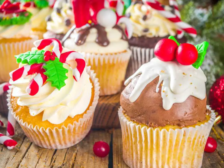 candy-cane-cupcakes-irresistible-christmas-baking-ideas