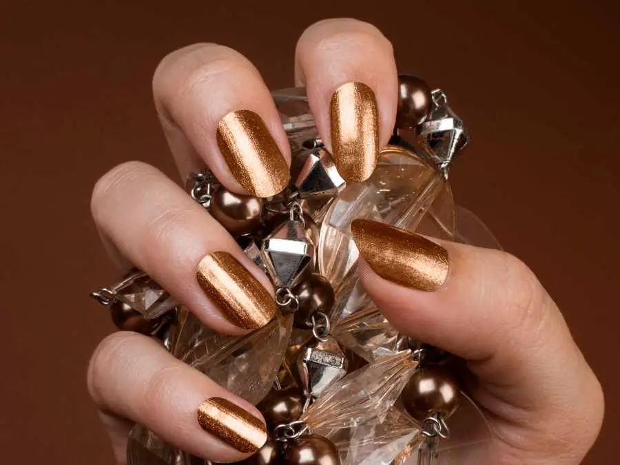 champagne-sparkle-nails-stunning-new-years-nail-ideas