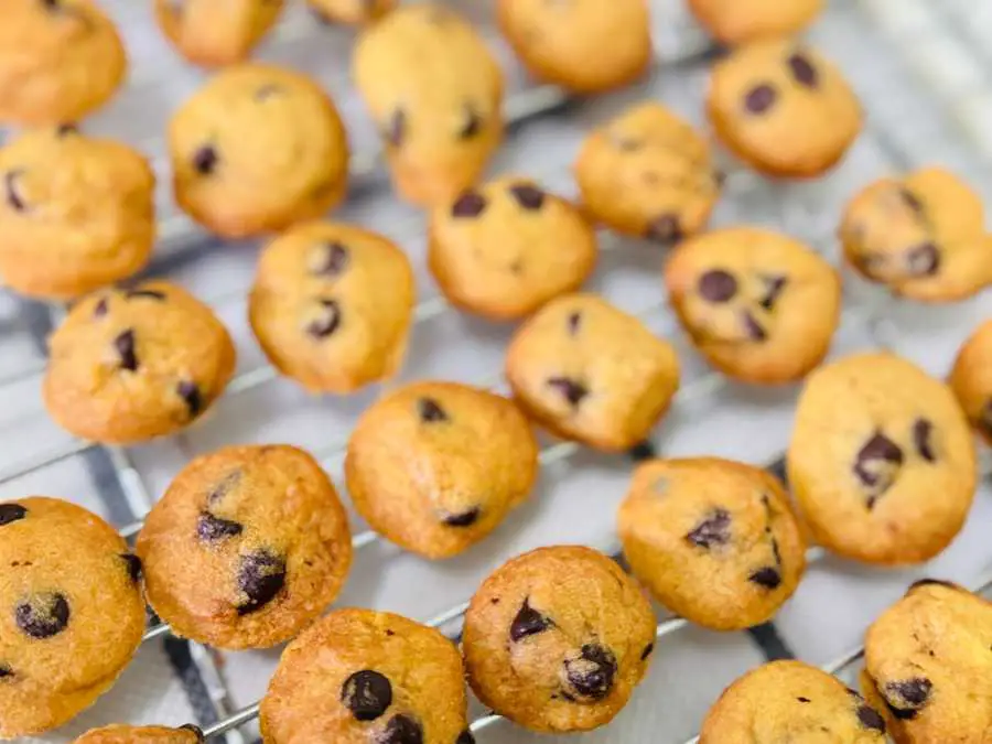 chocolate-chips-christmas-minis-kids-friendly-christmas-cookies-ideas-with-full-tutorial