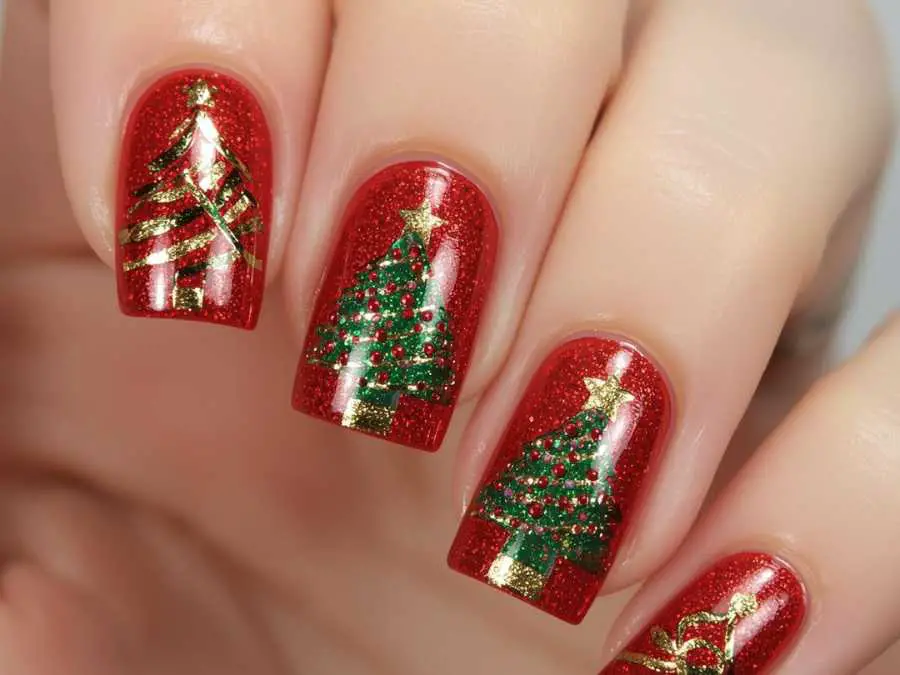 christmas-tree-accents-nail-short-christmas-nail-ideas