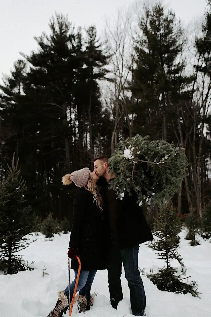 christmas-tree-farm-season-winter-engagement-photo-ideas