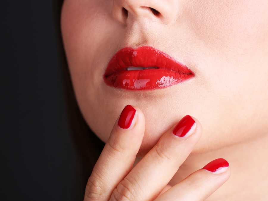 classic-red-lips-with-red-nails-red-christmas-nail-ideas