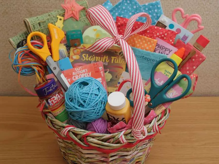 craft-mom-basket-thouthful-christmas-basket-gift-ideas-for-moms