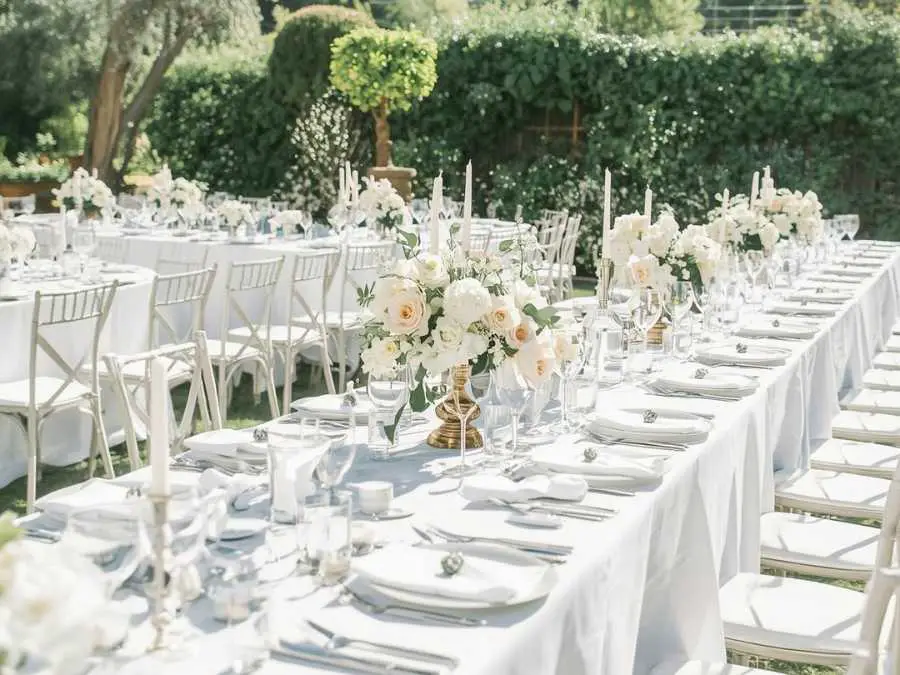 crisp-white-table-setting-winter-wedding-ideas