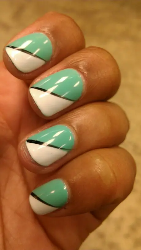 diagonal-designs-christmas-nail-ideas