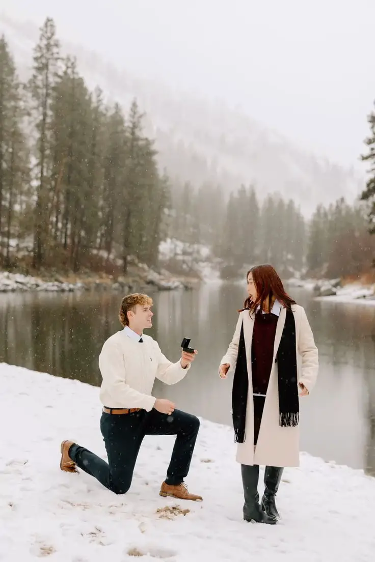 engagement-ring-close-up-in-snow