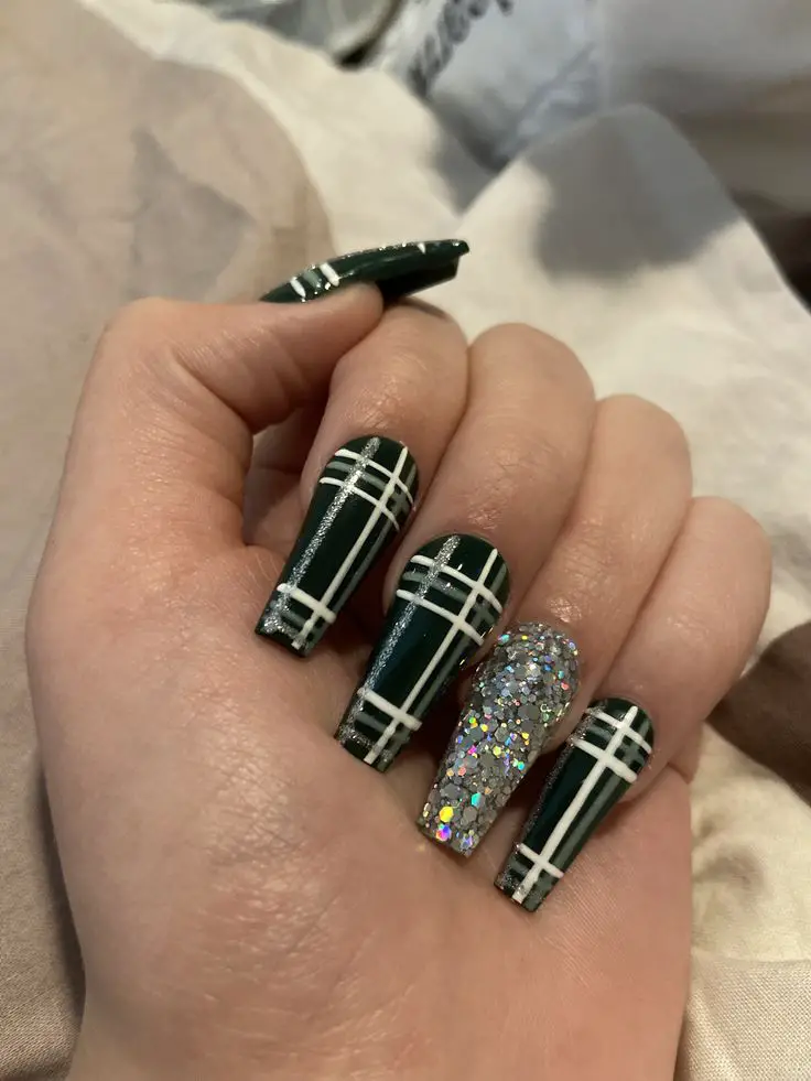 evergreen-plaid-nails