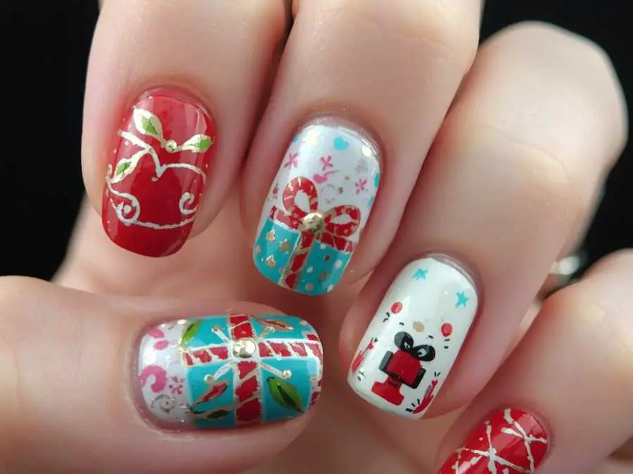 gift-boxes-short-christmas-nail-ideas