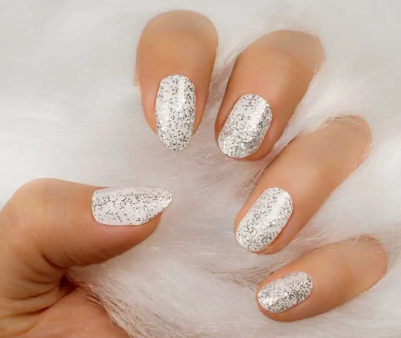 glitter-fade-nails-new-year-nail-ideas