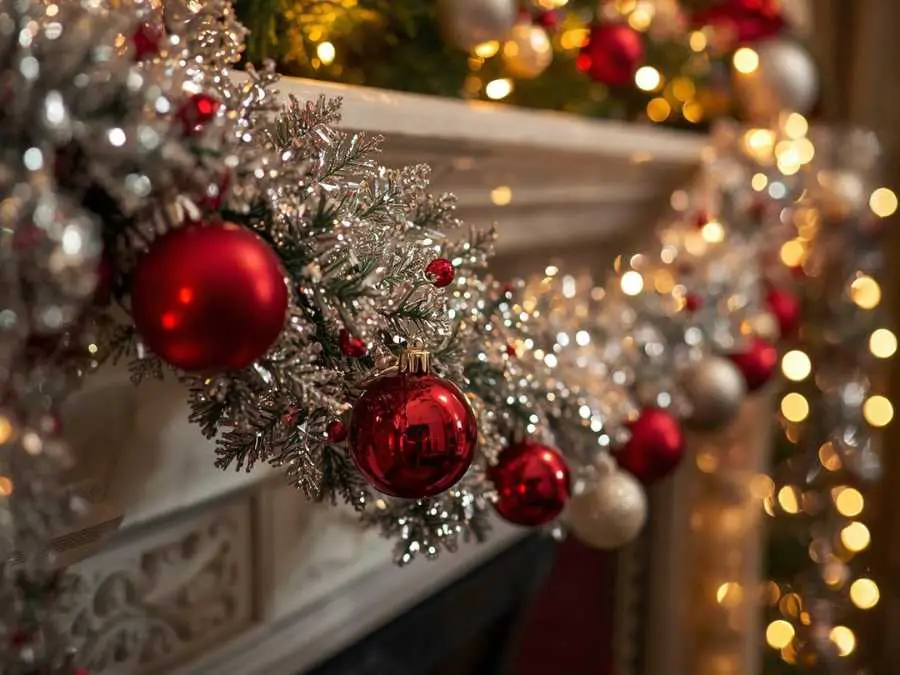 glittering-ornament-garland-fireplace-mantel-decor-ideas