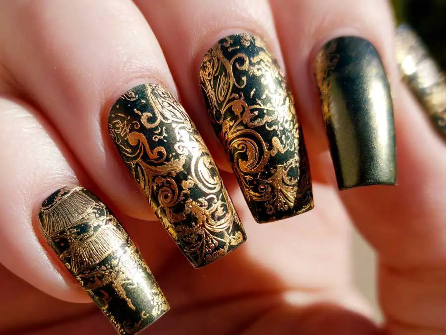 green-and-gold-festive-nails-short-christmas-nail-ideas