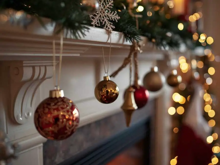 hanging-ornaments-at-different-lengths