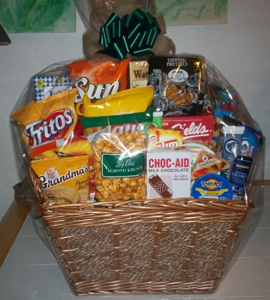 healthy-snack-and-thoughtful-christmas-basket-gift-ideas-for-moms