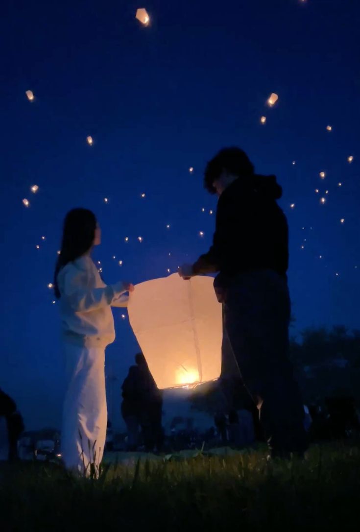 holding-string-lights-winter-engagement-photo-ideas