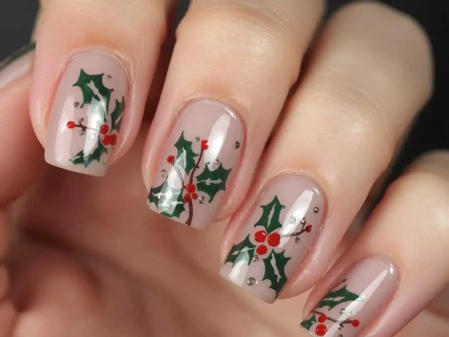 holly-leaves-and-berries-short-christmas-nail-ideas