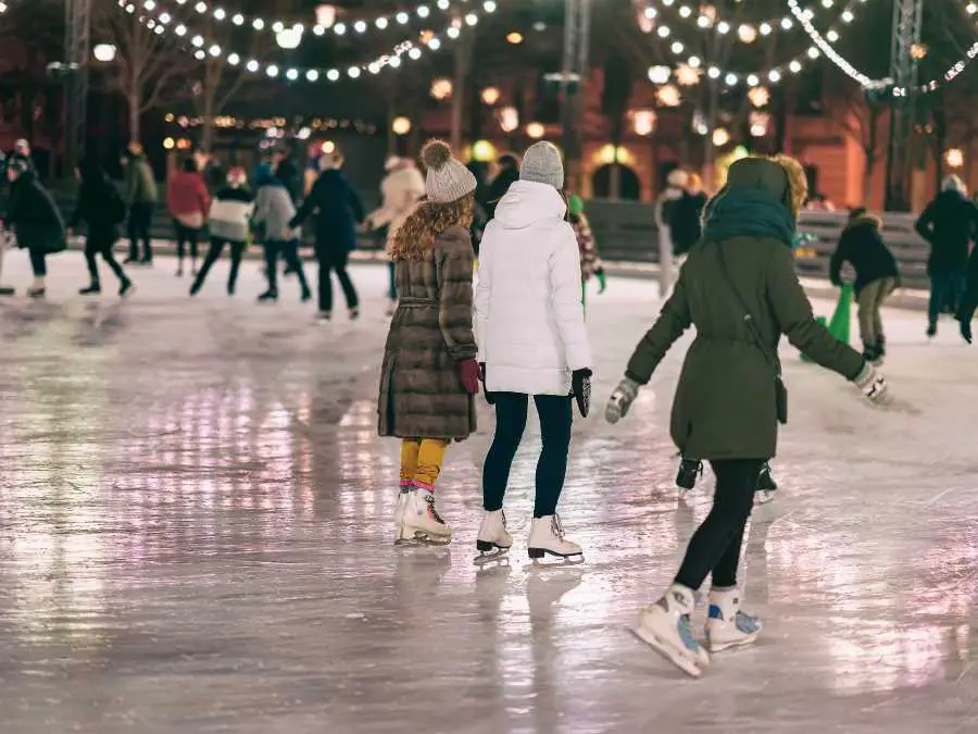ice-skating-under-winter-light-winter-engagement-photo-ideas