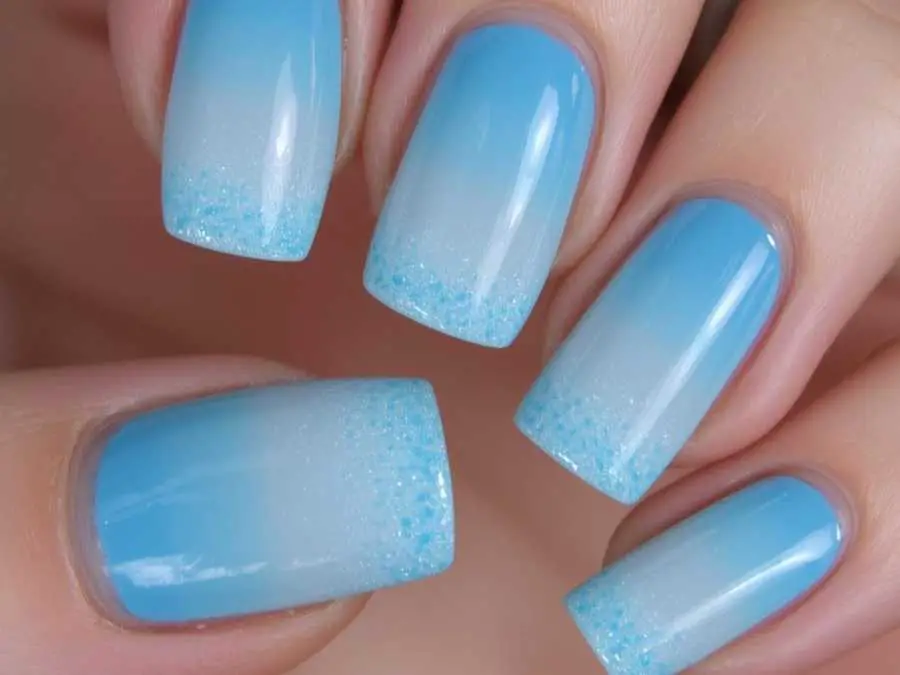 icy-bllue-ombroe-nails