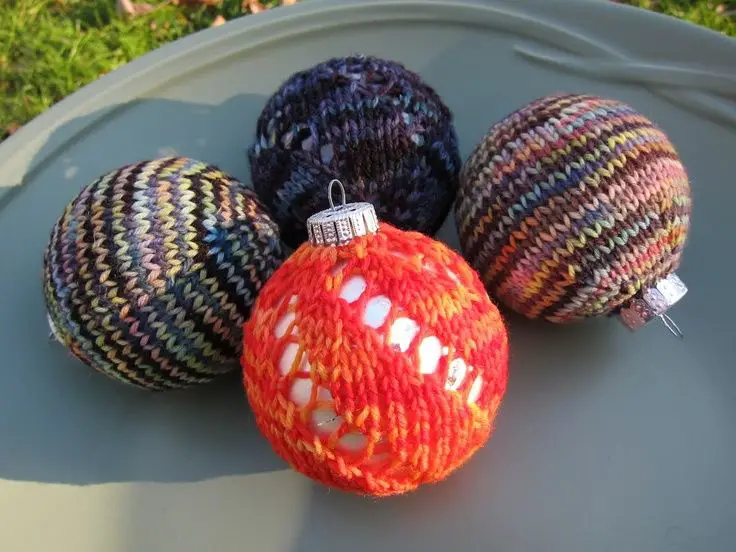 knitted-or-faux-knit-ornament-ball-winter-craft-ideas