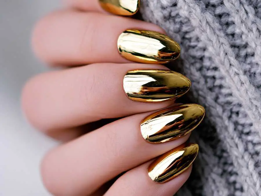 metallic-gold-accent-nails-winter-nail-ideas