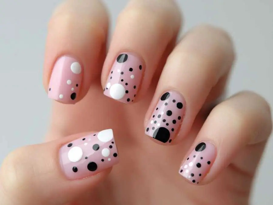 minimalist-dots-and-lines-christmas-nail-ideas