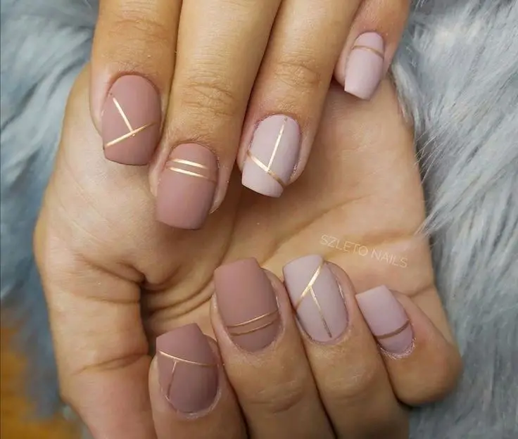 minimalist-nude-with-metallic-lines