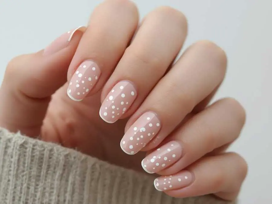 minimalist-snow-dot-winter-nail-ideas