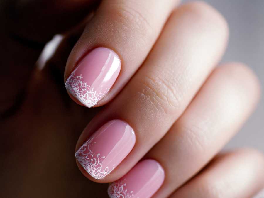 nude-base-with-accent-tips-short-christmas-nail-ideas