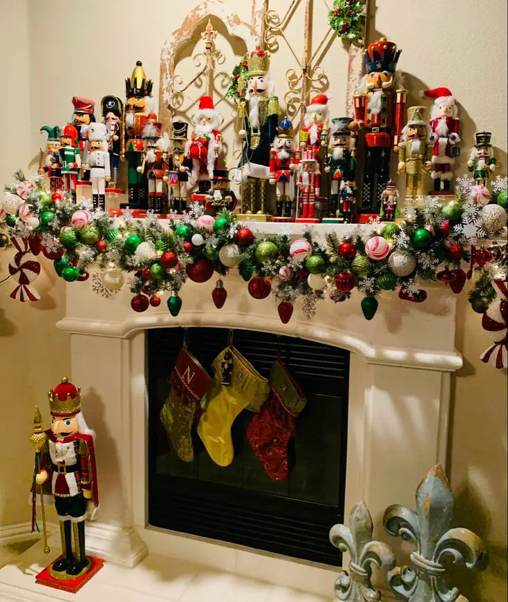 nutcracker-display-christmas-fireplace-mantel-decor-ideas