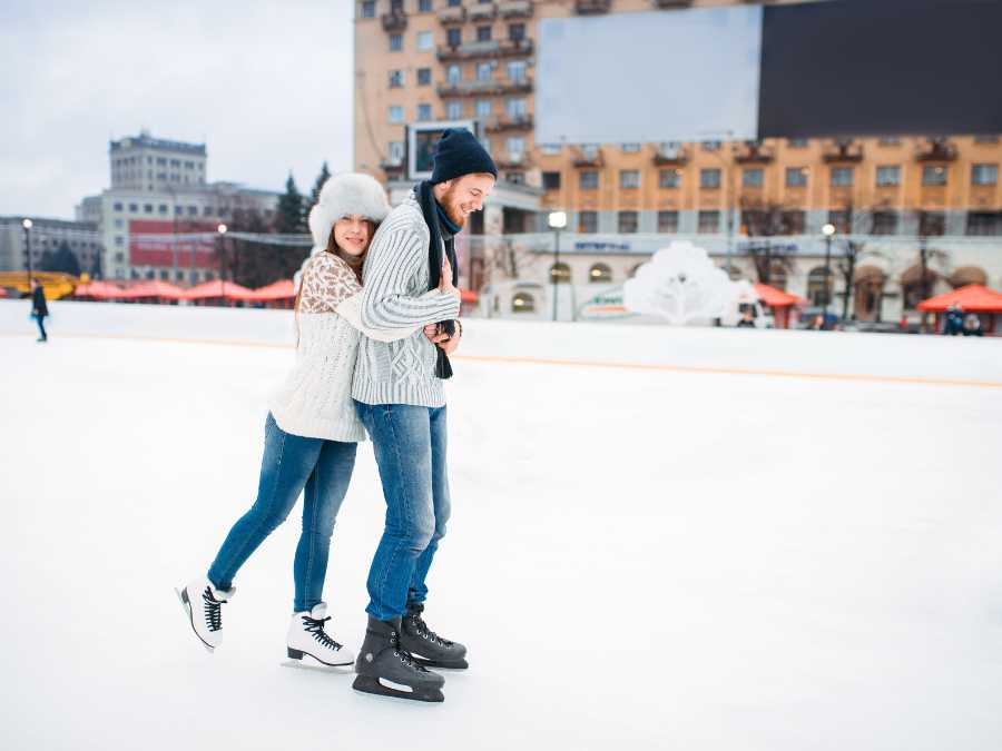 outdoor-ice-skating-session-winter-engagement-photo-ideas
