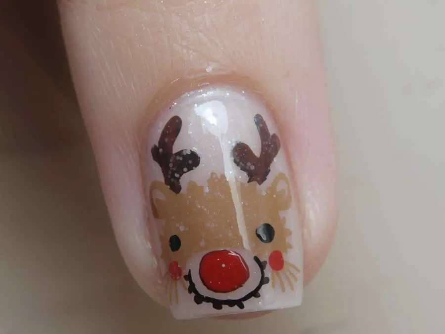 reindeer-accent-nail-short-christmas-nail-ideas