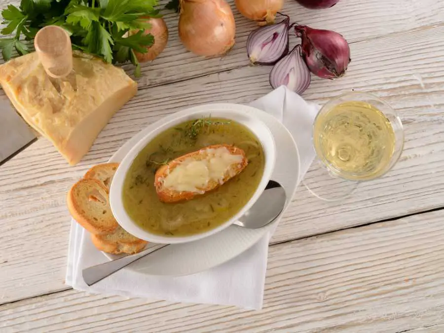 rich-cheesy-french-onion-soup-comforting-winter-recipes