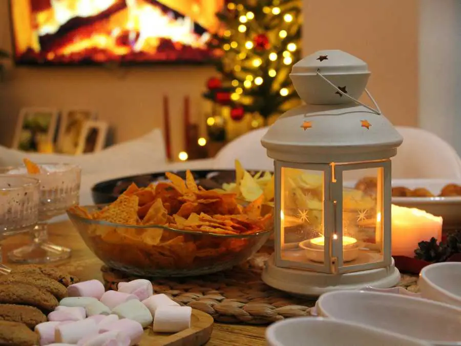 romantic-indoor-lantern-decor-winter-wedding-ideas