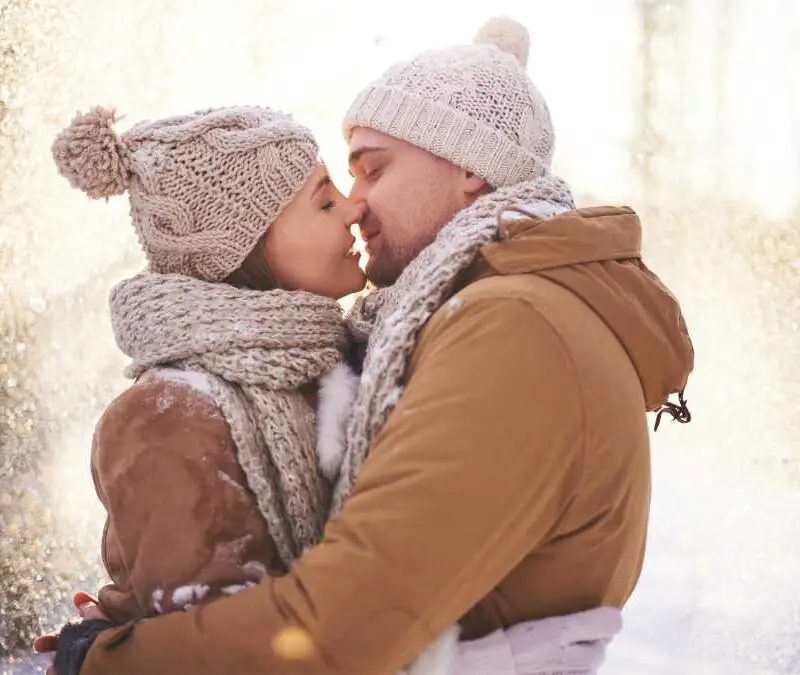 snowfall-kiss-shot-winter-engagemwnt-photo-ideas