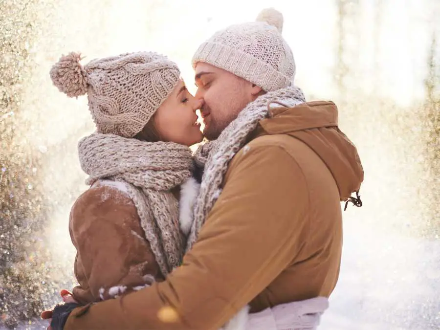 snowfall-kiss-shot-winter-engagemwnt-photo-ideas