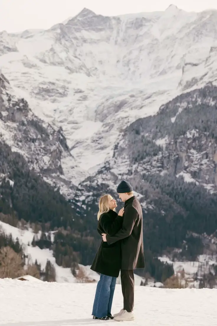 snowy-mountain-overlook-winter-engagement-photo-ideas