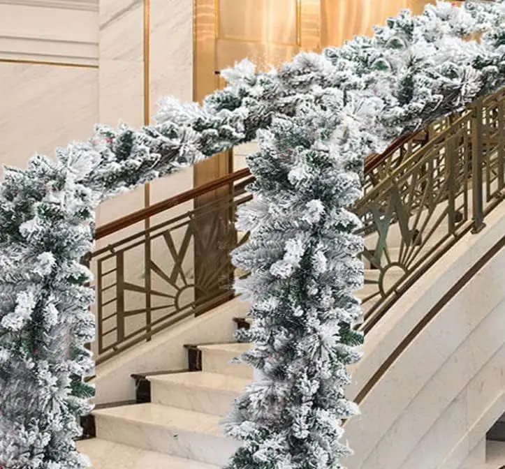 snowy-garland-draped-along-the-staircase-white-christmas-decor-ideas