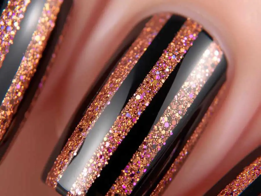 vertical-glitter-stripes-on-accent-nails
