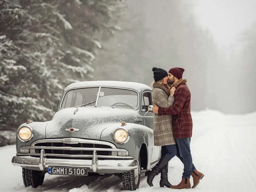 vintage-car-in-the-snow-winter-engagement-photo-ideas