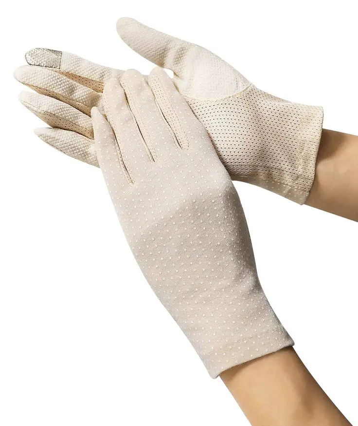 wear-gloves-when-going-outside-winter-nail-ideas