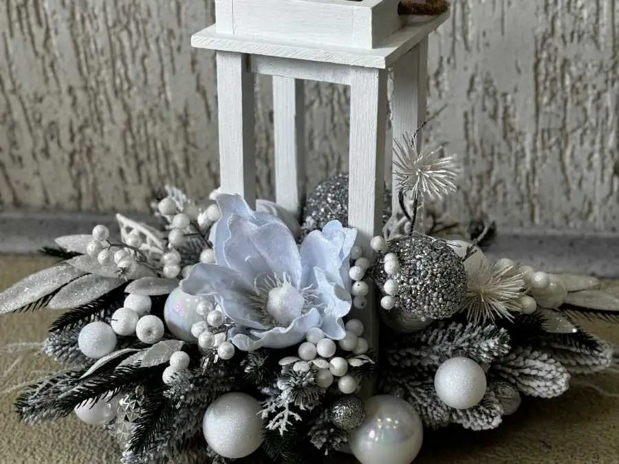 white-and-silver-table-centerpiece