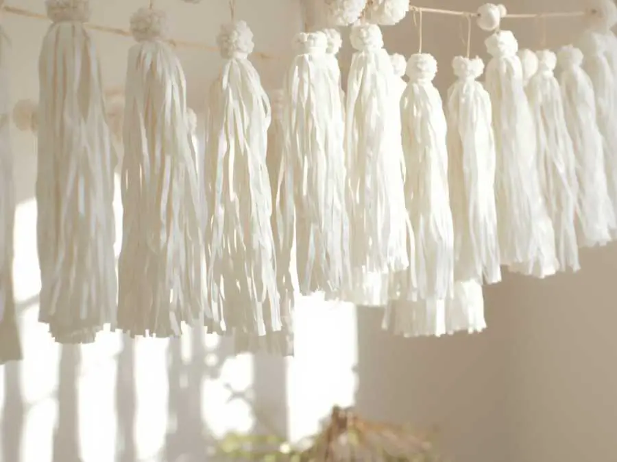 white-tessel-or-pom-pom-garland-white-christmas-decor-ideas