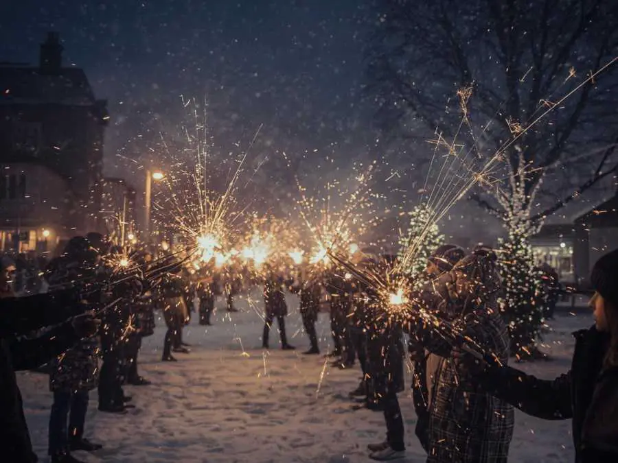 winter-sparkler-photo-at-night