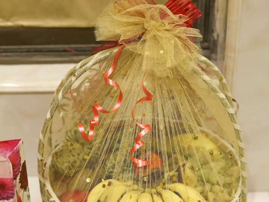 wrap-and-decorate-the-basket-thoughtful-christmas-basket-gift-ideas-for-moms