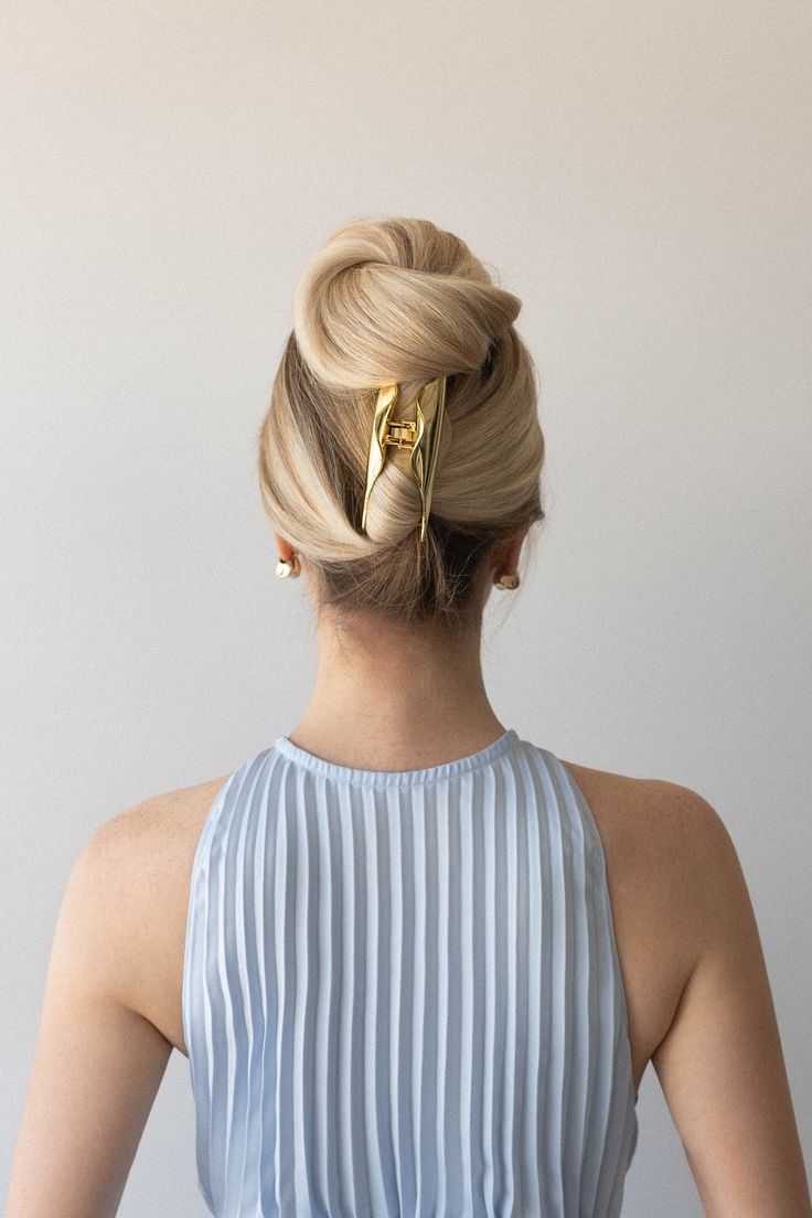 claw-clip-twist-updo-winter-hairstyle