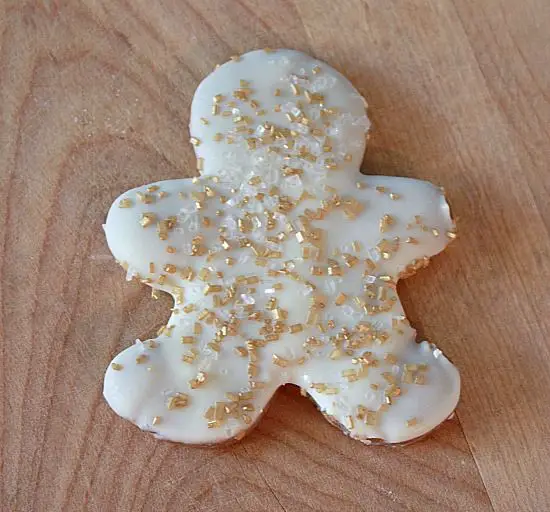 white-chocolate-dipped-gingerbread-man-friendly-christmas-cookies-ideas-with-full-tutorial