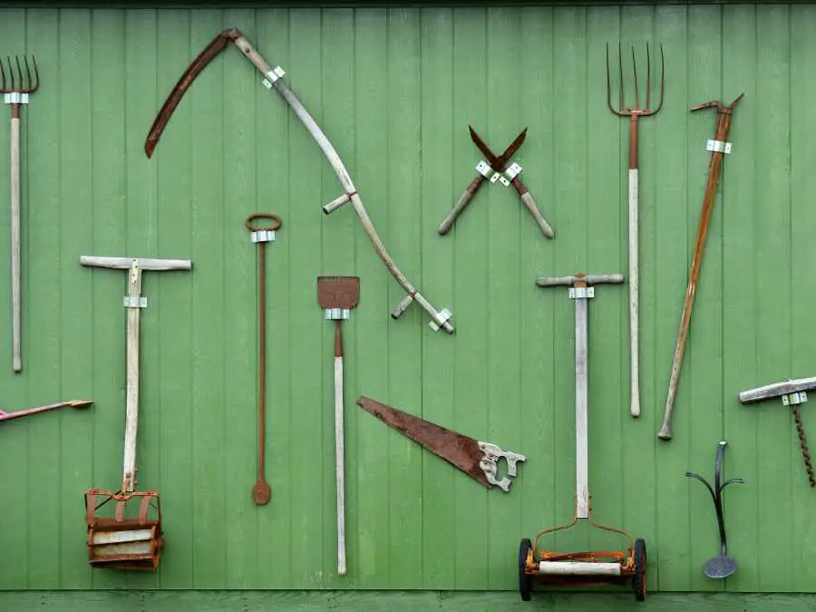 anitque-farm-tools-as-well-decor-farmhouse-christmas-decor-ideas