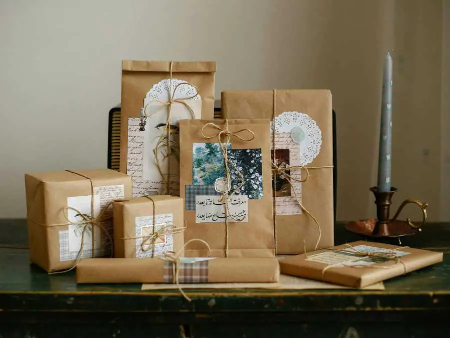 brown-paper-gift-wrapping-farmhouse-christmas-decor-ideas