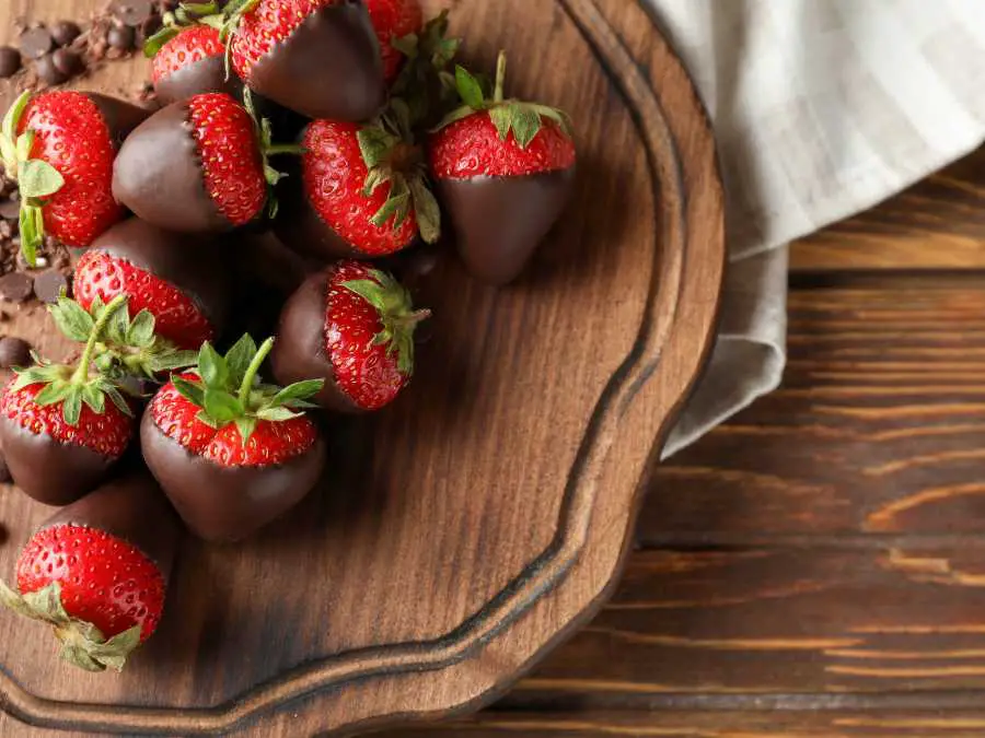 chocolate-dipped-strawberries-delicious-dairy-free-christmas-treat-ideas