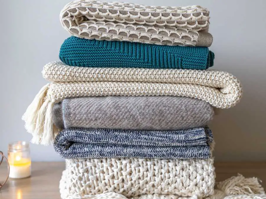 cozy-knit-throw-blankets-christmas-decor-ideas