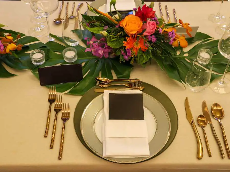 elegant-table-centerpiece-lovely-green-and-gold-christmas-decor-ideas